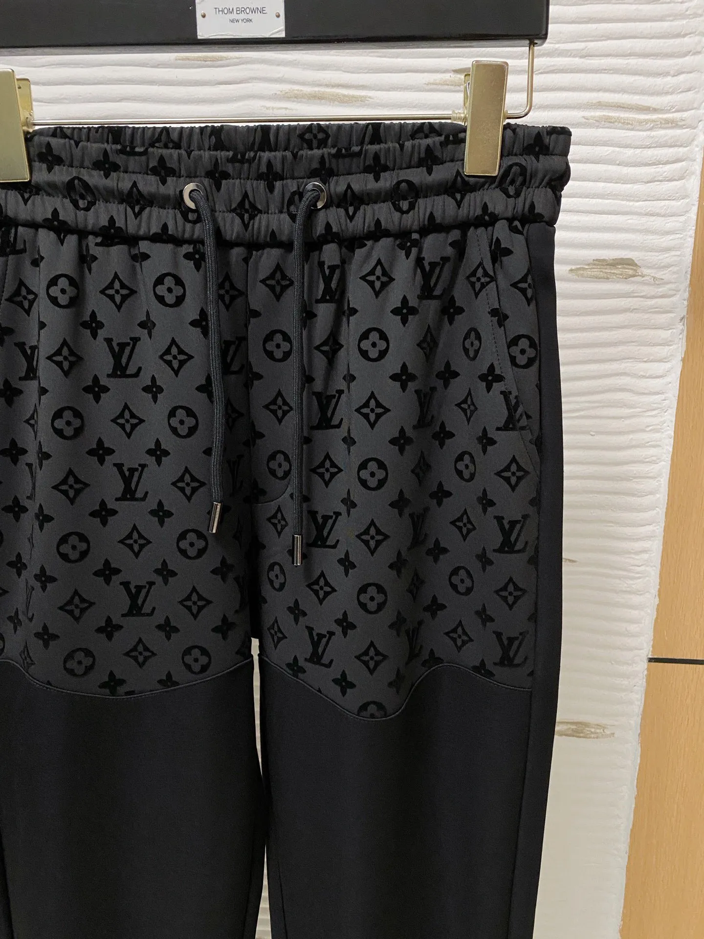 🅿️720 [LV Louis Vuitton] hot-selling suit is coming. Focus on the original version of the official website. 2025 new hot-selling cardigan and sweatshirt suit. The original order is the best. 🇭🇰The meticulous work of top designers. It has a fitting and perfect upper body effect. All-natural high-quality Tencel Roman cotton 100%, close-fitting comfort, noble and elegant! Original hardware embodies elegance and nobility! Counter size: M-3XL (maximum wear up to 190 pounds)